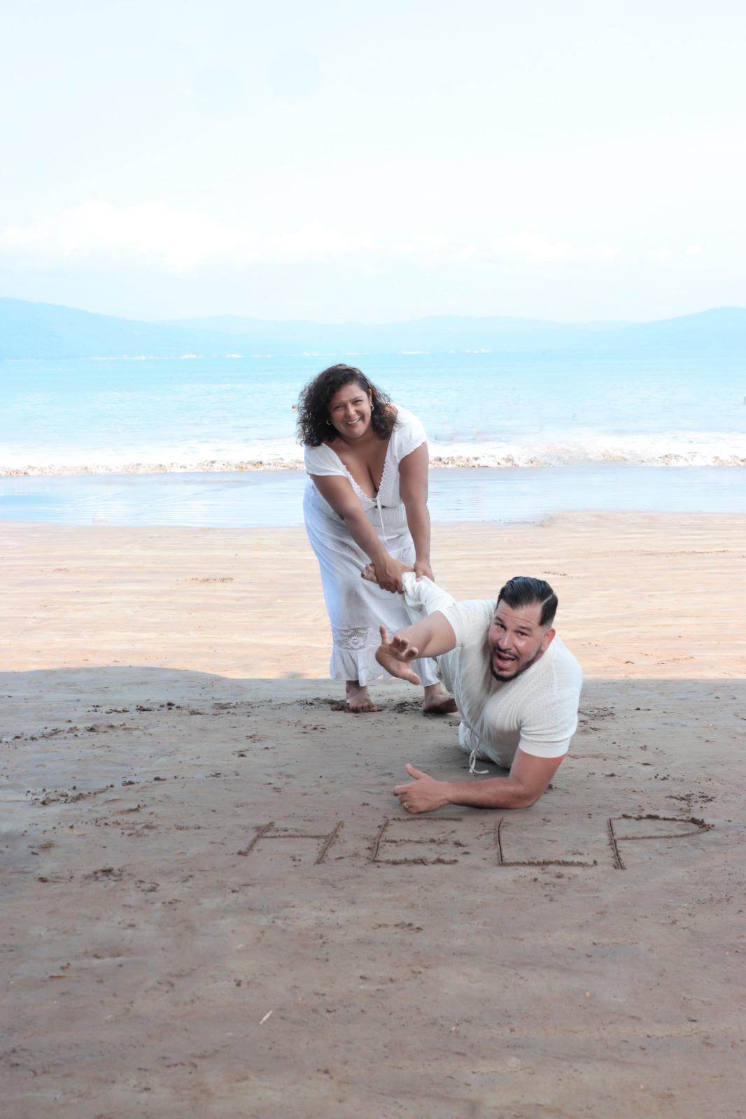 Cinthya y Adriel compartiendo un momento divertido en la playa